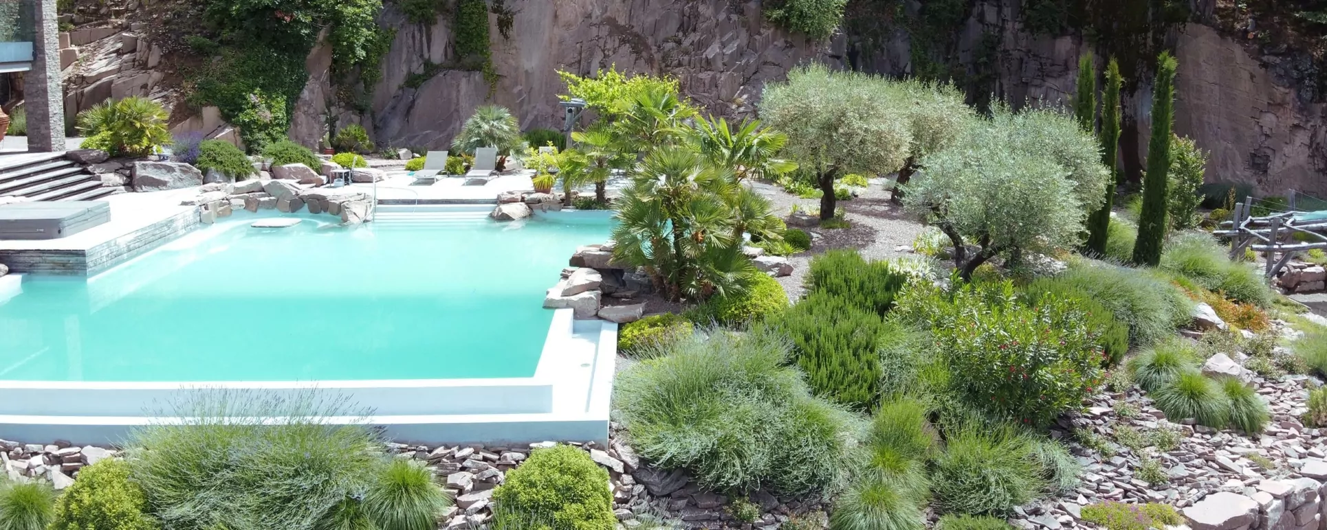 Gartengestaltung-Gartenbau-Südtirol-Olivenbäume-kaufen-Südtirol-Gartenmöbel-Holzzaun-Terrasse