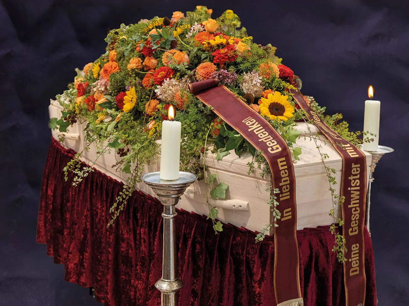Sargkissen_Trauerhilfe-Bozen Meran Südtirol-Beerdigung-Todesanzeigen funerale-necrologi-bolzano-pompe-funebri-fiori-blumen-bozen-meran-Sarg-grabschmuck